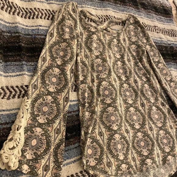 Patterned Blouse - Picture 3 of 3